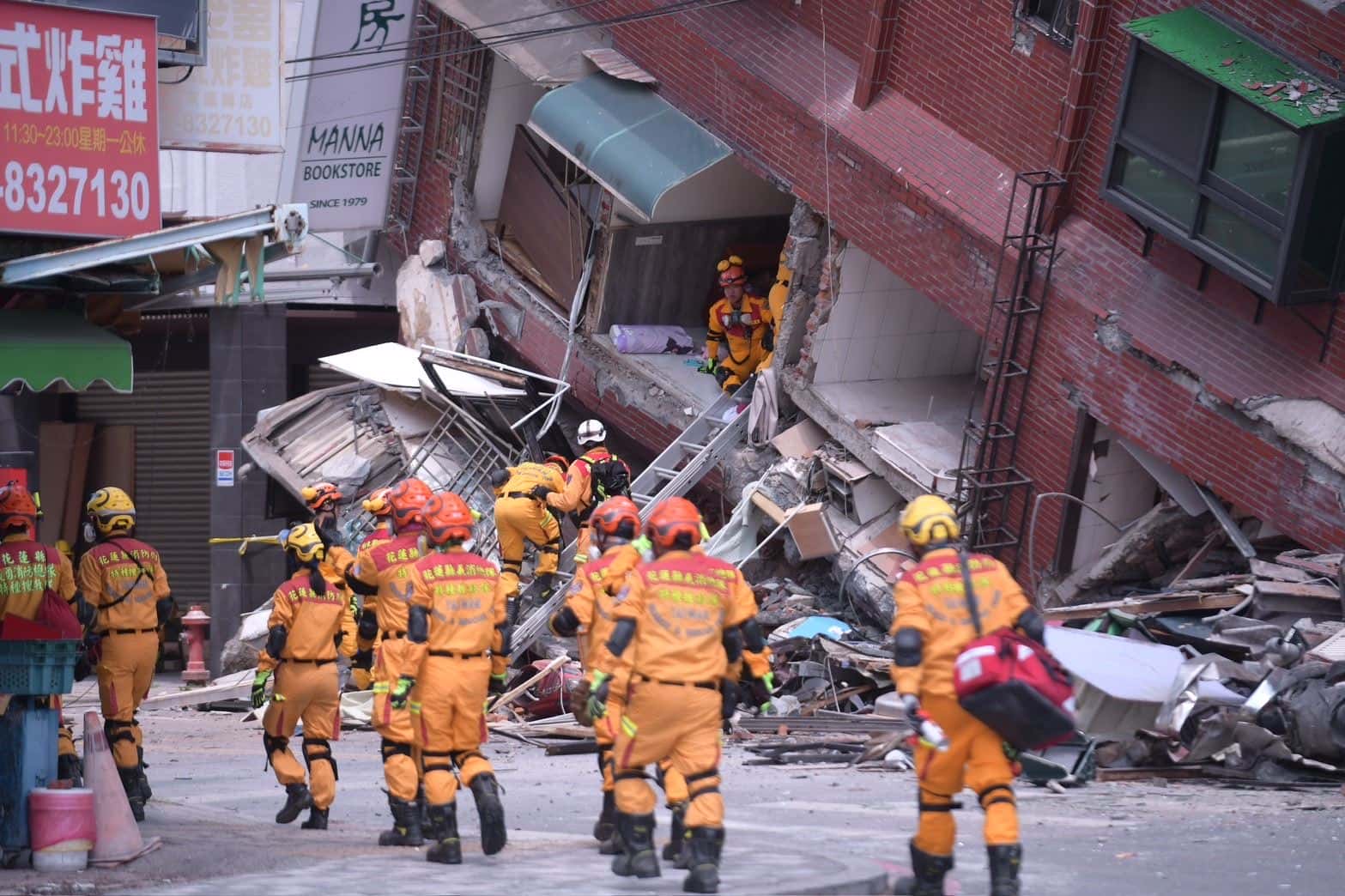 餘震不斷 縣長徐榛蔚提醒民眾遠離天王星大樓及其他傾斜危險建築物(圖:花蓮縣政府 提供)