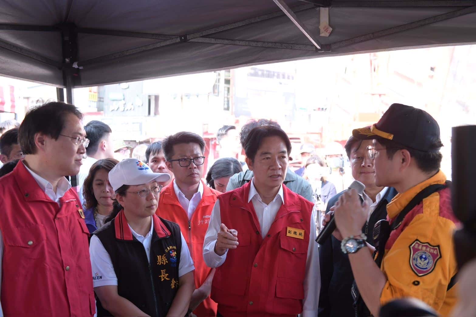 餘震不斷 縣長徐榛蔚提醒民眾遠離天王星大樓及其他傾斜危險建築物(圖:花蓮縣政府 提供)